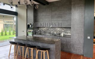 Кухня, совмещенная с гостиной, в стиле лофт с мраморным фартуком