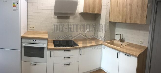 Кухня c бело-деревянными фасадами, совмещенная с гостиной 14 м <sup>2</sup>
