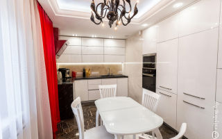 Красные шторы на белой кухне площадью 12 кв.м
