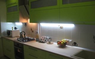 Линейная кухня зеленого цвета на площади 11 кв.м