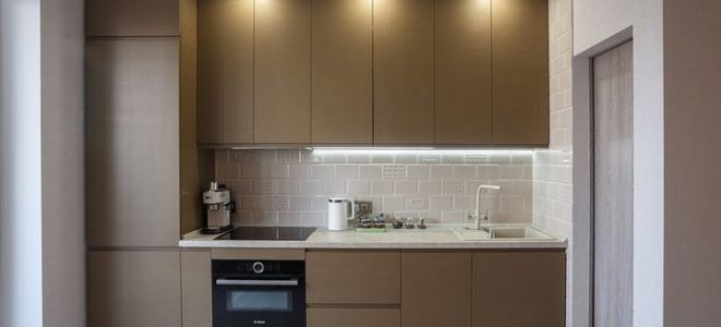 Просторный интерьер кухни в оттенках хаки с коричневой патиной