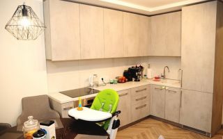 Дизайн кухни-гостиной с балконной дверью в однокомнатной квартире после перепланировки