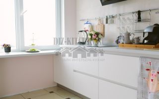 Современная прямая кухня без верхних фасадов площадью 7.5 кв. м