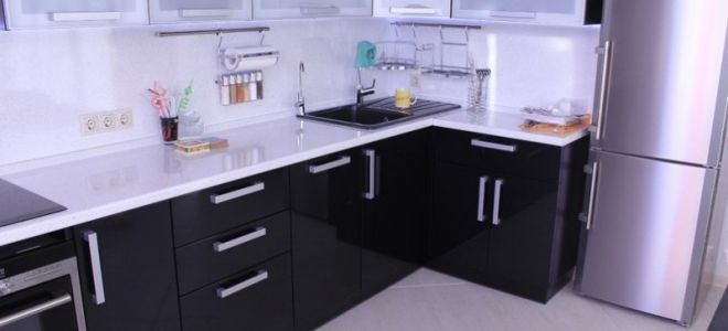 Трехцветная кухня за 5000$ с глянцевыми фасадами