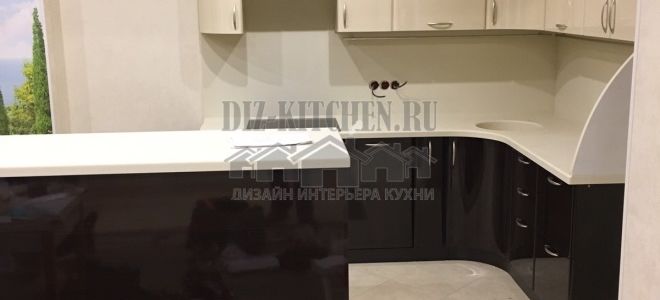 Современная бежево-шоколадная кухня с радиусными фасадами и островом