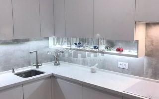Светлая монохромная кухня высокий глянец