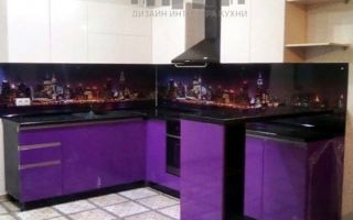 Современная фиолетовая кухня 12 кв. м с барной стойкой