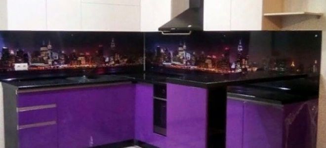 Современная фиолетовая кухня 12 кв. м с барной стойкой