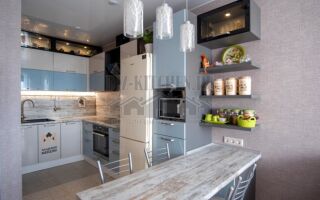 Серо-голубая кухня в стиле модерн с черными витринами