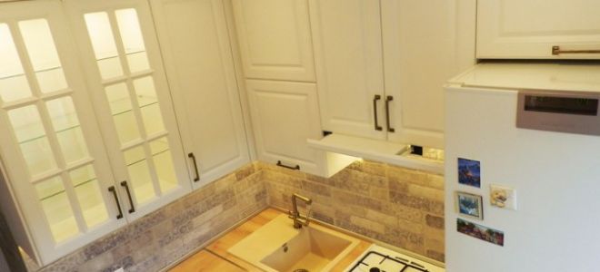 Дизайн белой кухни 6 кв м с холодильником, посудомойкой и шкафами до потолка