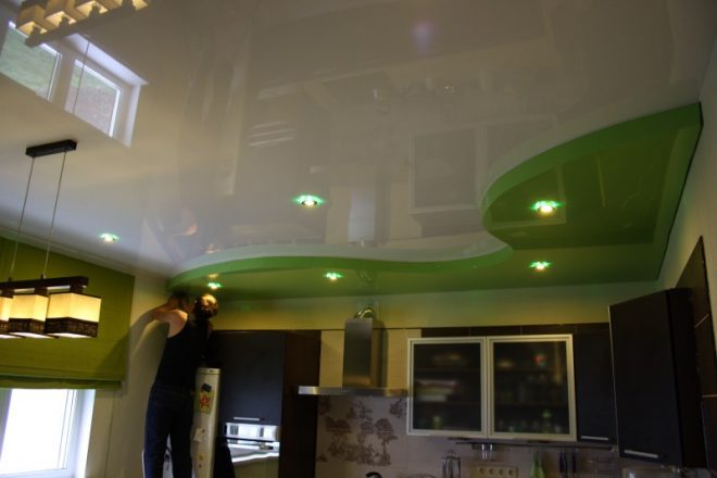 ремонт квартир своими руками фото до и после кухня. xNatyazhnoy potolok na kuhne 1 02134846. ремонт квартир своими руками фото до и после кухня фото. ремонт квартир своими руками фото до и после кухня-xNatyazhnoy potolok na kuhne 1 02134846. картинка ремонт квартир своими руками фото до и после кухня. картинка xNatyazhnoy potolok na kuhne 1 02134846. Была у семьи Моториных из Москвы обычная кухня с унылыми обоями, диваном-уголком и холодильником, до пояса увешанным магнитиками. Ничего вызывающе ужасного, но и ничего особенного. Но вот места для четверых взрослых человек за старым кухонным уголком не хватало: в квартире живет два поколения — супруги и их сын с женой.