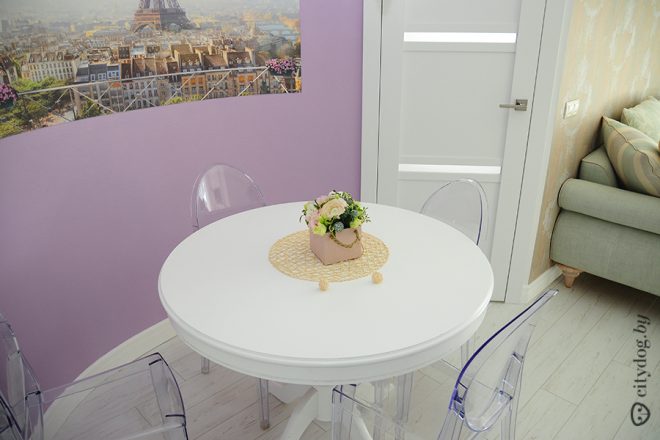 Белая кухня совмещенной с гостиной 8 кв.м в стиле прованс