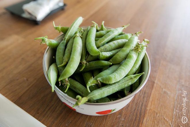 Большая белая кухня с островом