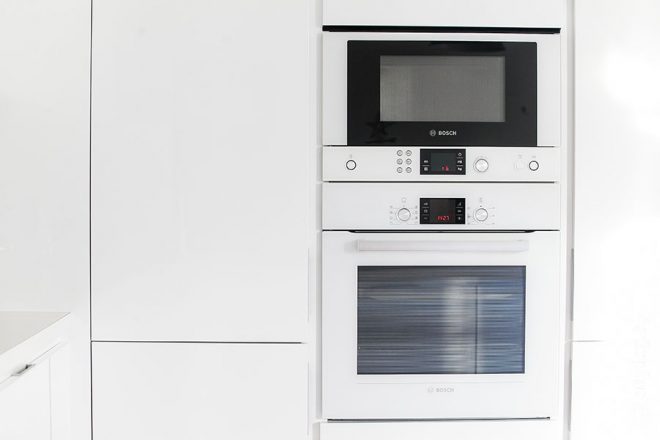 Дизайн белой в стиле минимализм П-образной кухни-гостиной