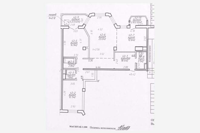 Красные шторы на белой кухне площадью 12 кв.м