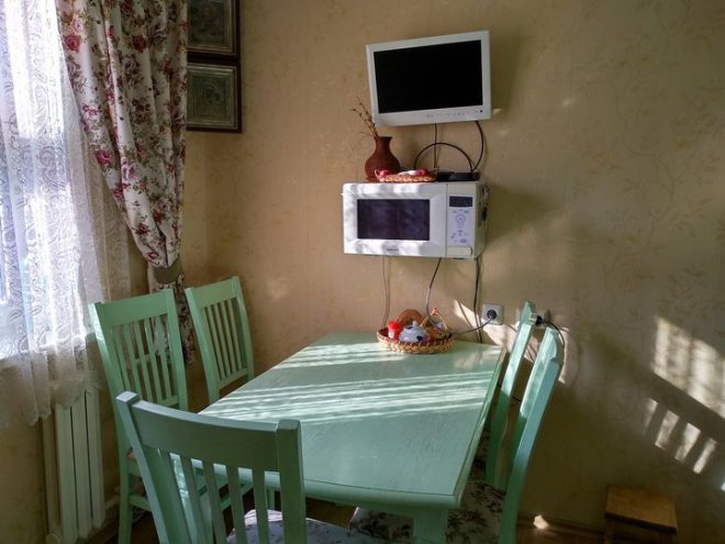 Элитная кухня в салатовых тонах с серебряной патиной и состаренной плиткой