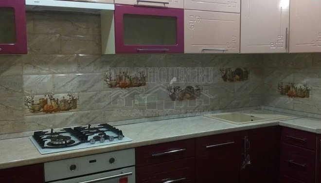 Светло-серый керамический фартук и столешница