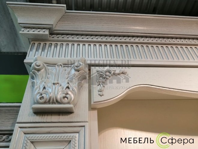 Большой резной карниз по всей длине