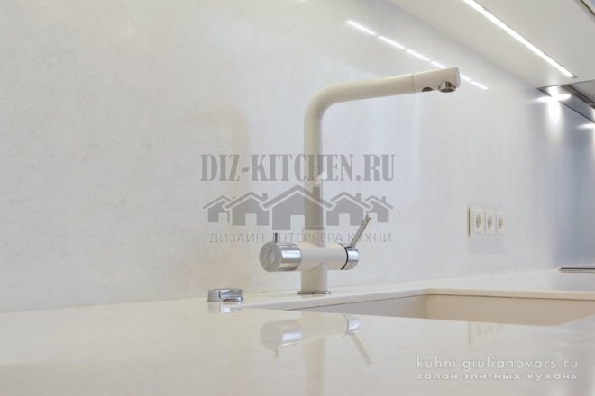Белый смеситель с фильтром для воды